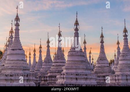 Stupas blancs autour de Sandamuni Sandamani ou Sandar Mu ni pagode au crépuscule à Mandalay, Myanmar Banque D'Images