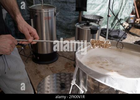 Sac de mash Tun dans UNE bouilloire Brew. Processus de fabrication de bière à la maison. Fermer u Banque D'Images