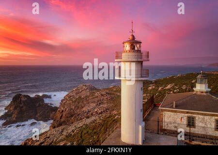 Cape Tourinan Phare vue drone au coucher du soleil avec des nuages roses, Espagne Banque D'Images