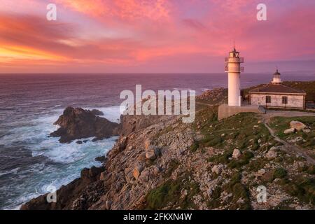 Cape Tourinan Phare vue drone au coucher du soleil avec des nuages roses, Espagne Banque D'Images