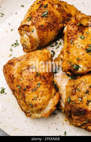 Gros plan de cuisses de poulet frites épicées à l'air Banque D'Images