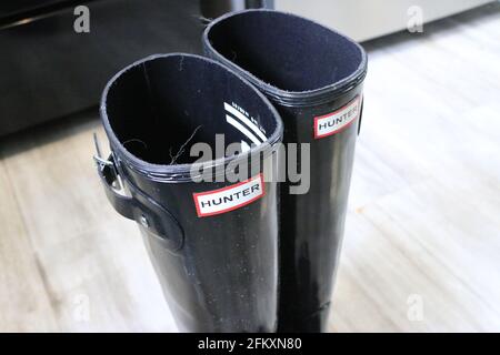 London Canada, mai 04 2021 : photo éditoriale des bottes de chasseur à l'intérieur. Les chasseurs sont une chaussure haut de gamme. Banque D'Images