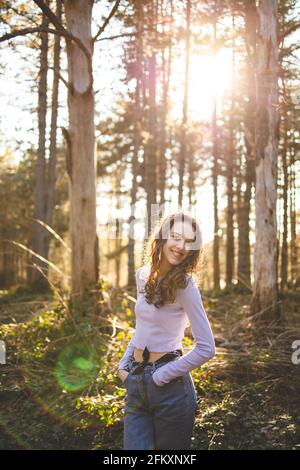 Jeune fille brune marchant dans la forêt Banque D'Images