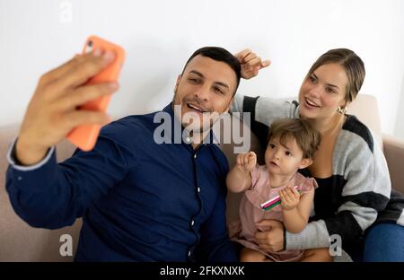 familia pasando un dia feliz mientras pintang y juegan en casa Banque D'Images