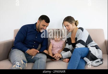 famille ayant une bonne journée tout en peignant et jouant à accueil Banque D'Images