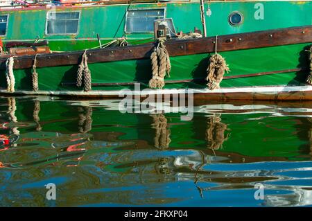 barge avec tampons de corde Banque D'Images