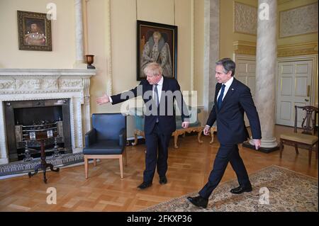 Le Premier ministre Boris Johnson (à gauche) avec le secrétaire d’État des États-Unis Antony Blinken, situé au 10 Downing Street, Londres. Date de la photo: Mardi 4 mai 2021. Banque D'Images