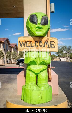 Roswell, NOUVEAU-MEXIQUE, Etats-Unis - 21 avril 2018 : une pancarte de bienvenue à l'entrée Banque D'Images