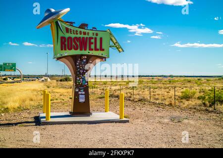 Roswell, NOUVEAU-MEXIQUE, Etats-Unis - 21 avril 2018 : une pancarte de bienvenue à l'entrée Banque D'Images