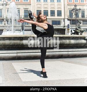 Jeune femme posant dans la ville, concept acrobatique Banque D'Images