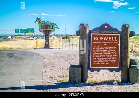 Roswell, NOUVEAU-MEXIQUE, Etats-Unis - 21 avril 2018 : une pancarte de bienvenue à l'entrée Banque D'Images