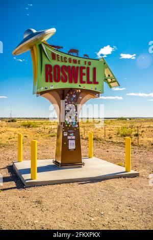 Roswell, NOUVEAU-MEXIQUE, Etats-Unis - 21 avril 2018 : une pancarte de bienvenue à l'entrée Banque D'Images