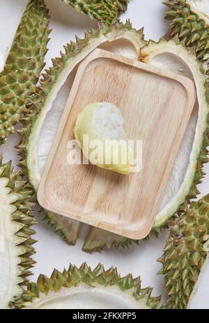 Décortiquées Durian sur le sol blanc Banque D'Images