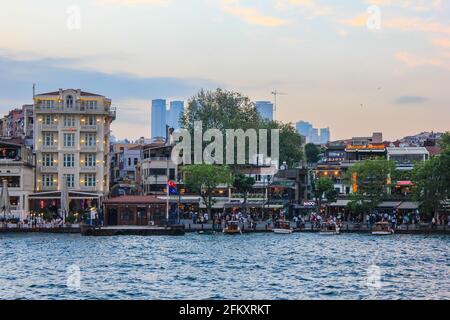 Istanbul, Turquie - 12 mai 2013 : vue sur les restaurants sur le front de mer du Bosphore Banque D'Images