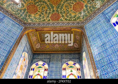 Istanbul, Turquie - 13 mai 2013 : murs carrelés et plafond du kiosque de Bagdad Banque D'Images