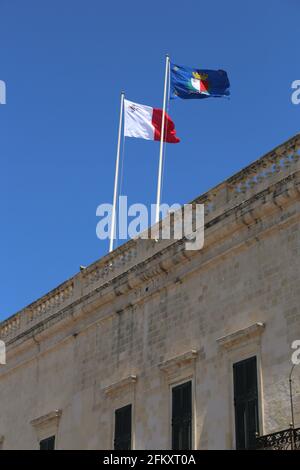 La Valette. Malte. Pavillon d’Etat maltais et drapeau présidentiel sur le toit du Palais du Grand Maître, maison du Bureau du Président de Malte. Banque D'Images