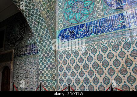 Istanbul, Turquie - 13 mai 2013 : murs carrelés du palais de Topkapi Banque D'Images