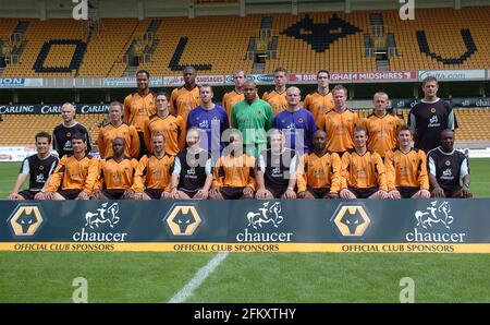 2/8/04 LOUPS PHOTOCALL 2004/5 Premier rang LtoR Steve Kemp, Vio Ganea, Shaun Newton, Colin Cameron, Stuart Gray, Paul Ince, Dave Jones, Dean Sturridge, Kenny Miller, Lee Naylor et Terry Connor. Deuxième rangée Barry Holmes, Kevin Cooper, Keith Andrews, Paul Jones, Matt Murray, Michael Oakes, Jody Craddock, Sammy Clingan, Bobby Mimms. Back Row Joleon Lescott, Carl Cort, Mark Clyde, Rob Edwards et Mark Kennedy. Banque D'Images