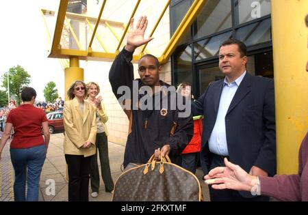 Wolverhampton Wanderers capitaine Paul Ince au départ de Molineux pour Cardiff Le 24 mai 2003 sous la surveillance du chef de l'exécutif Jez Moxey Banque D'Images