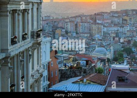Istanbul, Turquie - 13 mai 2013 : vue sur Istanbul depuis la chambre d'hôtel Marmara Pera Banque D'Images