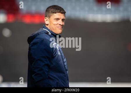 Alex Revell debout au soleil sur le touchline pendant le match au stade Lamex, Stevenage, Hertfordshire, Royaume-Uni, alors qu'il était directeur au Stevenage FC Banque D'Images