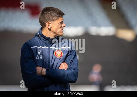 Alex Revell debout au soleil sur le touchline pendant le match au stade Lamex, Stevenage, Hertfordshire, Royaume-Uni, alors qu'il était directeur au Stevenage FC Banque D'Images