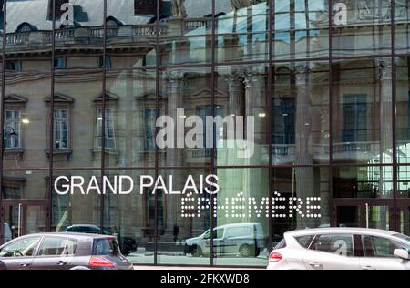 Réflexion de l'Ecole militaire dans le Grand Palais éphémère - Paris, France Banque D'Images