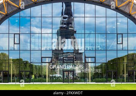 Reflet de la tour Eiffel dans le Grand Palais éphémère - Paris, France Banque D'Images