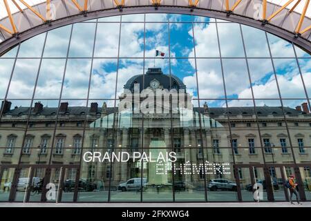 Réflexion de l'Ecole militaire dans le Grand Palais éphémère - Paris, France Banque D'Images