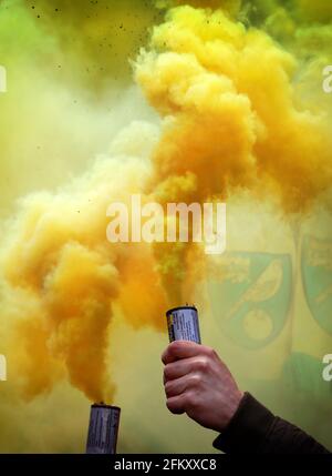 Les fans de Norwich City célèbrent avec des canisters de fumée - Norwich City v Reading, Sky Bet Championship, Carrow Road, Norwich, Royaume-Uni - 1er mai 2021 usage éditorial exclusif - restrictions DataCo Banque D'Images