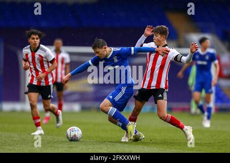 Alfie Cutbush de la ville d'Ipswich et Ollie Arblaster de Sheffield United - Ipswich Town U18 v Sheffield United U18, FA Youth Cup, Portman Road, Ipswich, Royaume-Uni - 30 avril 2021 Banque D'Images