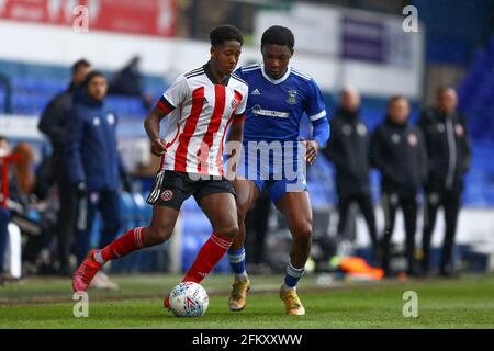 Edwin Agbaje de la ville d'Ipswich et Andre Brooks de Sheffield United - Ipswich Town U18 v Sheffield United U18, FA Youth Cup, Portman Road, Ipswich, UK - 30 avril 2021 Banque D'Images