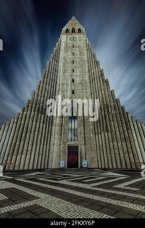 Longue exposition de Hallgrimskirkja, la plus haute église d'Islande. Banque D'Images