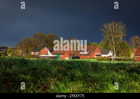 Haltern, NRW, Allemagne. 04e mai 2021. Des colles sombres et désardes pendent sur les maisons de la petite ville de Haltern en NRW, tandis que le soleil se brise un instant. Une journée de vents forts, de pluie et de sorts ensoleillés, alors que l'orage Eugen traverse l'Allemagne avec des avertissements de vents de hurricaneforce jusqu'à 130 km (80 miles) par heure et des orages. Credit: Imagetraceur/Alamy Live News Banque D'Images