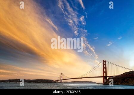 Coucher de soleil sur le Golden Gate Bridge. Banque D'Images