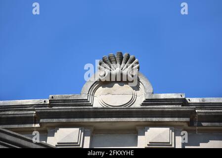 La Ruston State Bank, Ruston, Louisiane, est décorée dans le style Beaux Arts. Cette décoration de coquillages fait partie de ce bâtiment historique. Banque D'Images