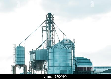 Tour de silo pour le stockage et la protection des aliments pour animaux, des céréales ou du ciment contre l'exposition à l'eau et à l'air. Silo industrie, fabrication, réservoirs de stockage sur l'agriculture Banque D'Images