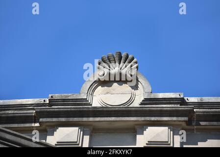 La Ruston State Bank, Ruston, Louisiane, est décorée dans le style Beaux Arts. Cette décoration de coquillages fait partie de ce bâtiment historique. Banque D'Images