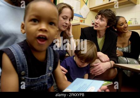 Estelle Morris Secrétaire d'État à l'éducation et aux compétences juillet 2001 Vu ici avec des enfants de Robert Owen les premières années Centre de Greenwich où elle a annoncé 45,000 nouveaux lieux de garde d'enfants et un investissement de 40 millions de livres dans la fourniture de services de garde d'enfants Banque D'Images