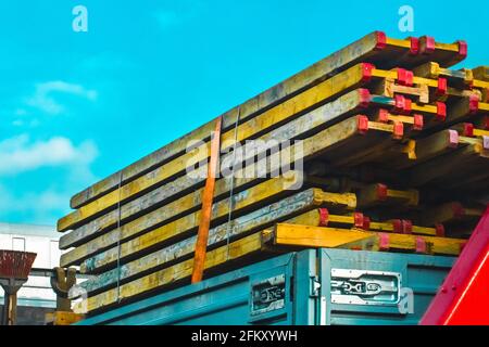 La voiture transporte de vieux panneaux de bois en planche, le transport de cargaison en bois, le transport de fret industriel. Banque D'Images