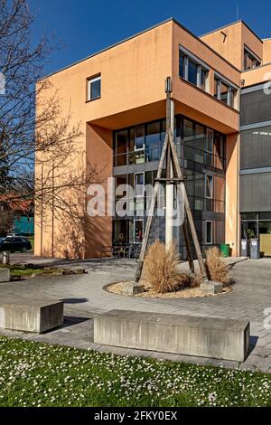 Ancien point trigonométrique avec structure de signal en bois devant le bureau fiscal de Pößneck, Thuringe, Allemagne, Europe Banque D'Images