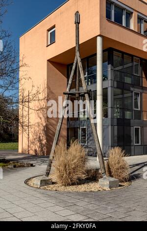 Ancien point trigonométrique avec structure de signal en bois devant le bureau fiscal de Pößneck, Thuringe, Allemagne, Europe Banque D'Images