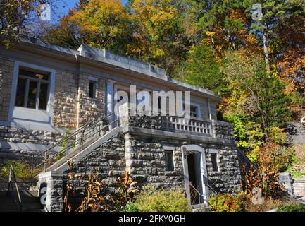 Magnifique et historique, la bibliothèque publique de Carnegie est entourée d'un feuillage d'automne et d'un terrain de montagne. La bibliothèque est située dans les Ozarks d'Eureka Sprin Banque D'Images