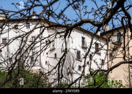 Maisons blanches vues à travers les branches mortes d'un arbre. Anversa degli Abruzzi, province de l'Aquila, Abruzzes, Italie, Europe Banque D'Images