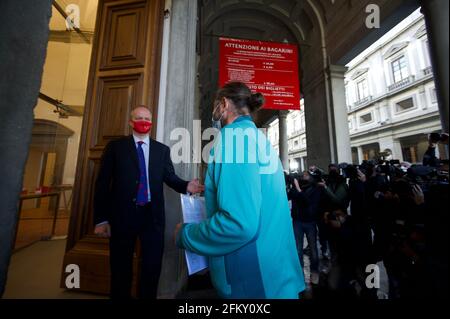 Florence, Italie. 4 mai 2021. Eike Schmidt (L), directeur des Galeries Uffizi, accueille le premier visiteur des Galeries Uffizi rouvertes à Florence, en Italie, le 4 mai 2021. Les galeries des Offices de Florence, qui abritent de nombreuses œuvres les plus importantes de la Renaissance italienne, ont rouvert leurs portes mardi. Credit: STR/Xinhua/Alay Live News Banque D'Images