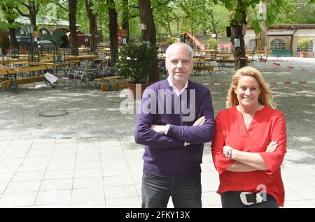 Munich, Allemagne. 04e mai 2021. Les propriétaires Friedrich (Ricky) Steinberg (l) et Silja Schrank-Steinberg se trouvent dans le café en plein air de la Hofbräukeller, sur la Wiener Platz, qui est fermée en raison de la réglementation actuelle de Corona. Credit: Felix Hörhager/dpa/Alay Live News Banque D'Images