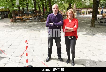 Munich, Allemagne. 04e mai 2021. Les propriétaires Friedrich (Ricky) Steinberg (l) et Silja Schrank-Steinberg se trouvent dans le café en plein air de la Hofbräukeller, sur la Wiener Platz, qui est fermée en raison de la réglementation actuelle de Corona. Credit: Felix Hörhager/dpa/Alay Live News Banque D'Images