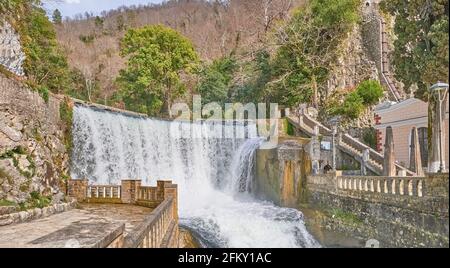 La cascade artificielle New Athos sur la rivière Psyrtskha. Créé en 1882. Visites touristiques célèbres à New Athos ou Akhali Atoni, Abkhazie Banque D'Images