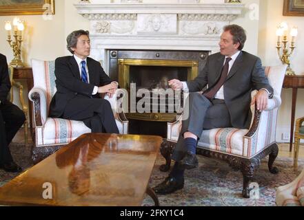Le Premier ministre britannique Tony Blair (L) salue le Premier ministre japonais Junichiro Koizumi (R) à l'intérieur du numéro 10 Downing Street à Londres le 02 juillet 2001. Les premiers ministres Blair et Koizumi, réunis pour la première fois, discutent de questions économiques, notamment de l'accord de Kyoto. PHOTO: DAVID SANDISON / PISCINE NPA Banque D'Images