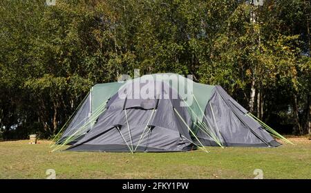 Bleu marine et vert Grande tente familiale dans terrain de camping , sur le bord de la plaine dans le parc national de la Nouvelle forêt , Royaume-Uni . Banque D'Images